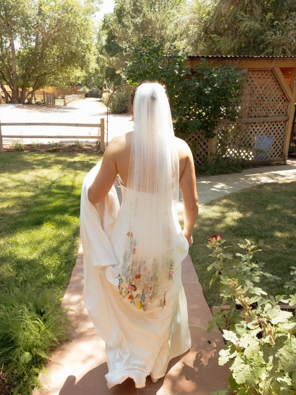 Veil- Fingertip Length Floral Appliqué